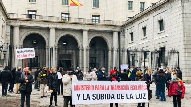 Ofensiva del Gobierno para bajar la factura de la luz e intentar así recuperar el pulso de la calle
