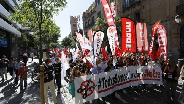 Trabajadores de CaixaBank se manifiestan en Sevilla contra los despidos forzosos