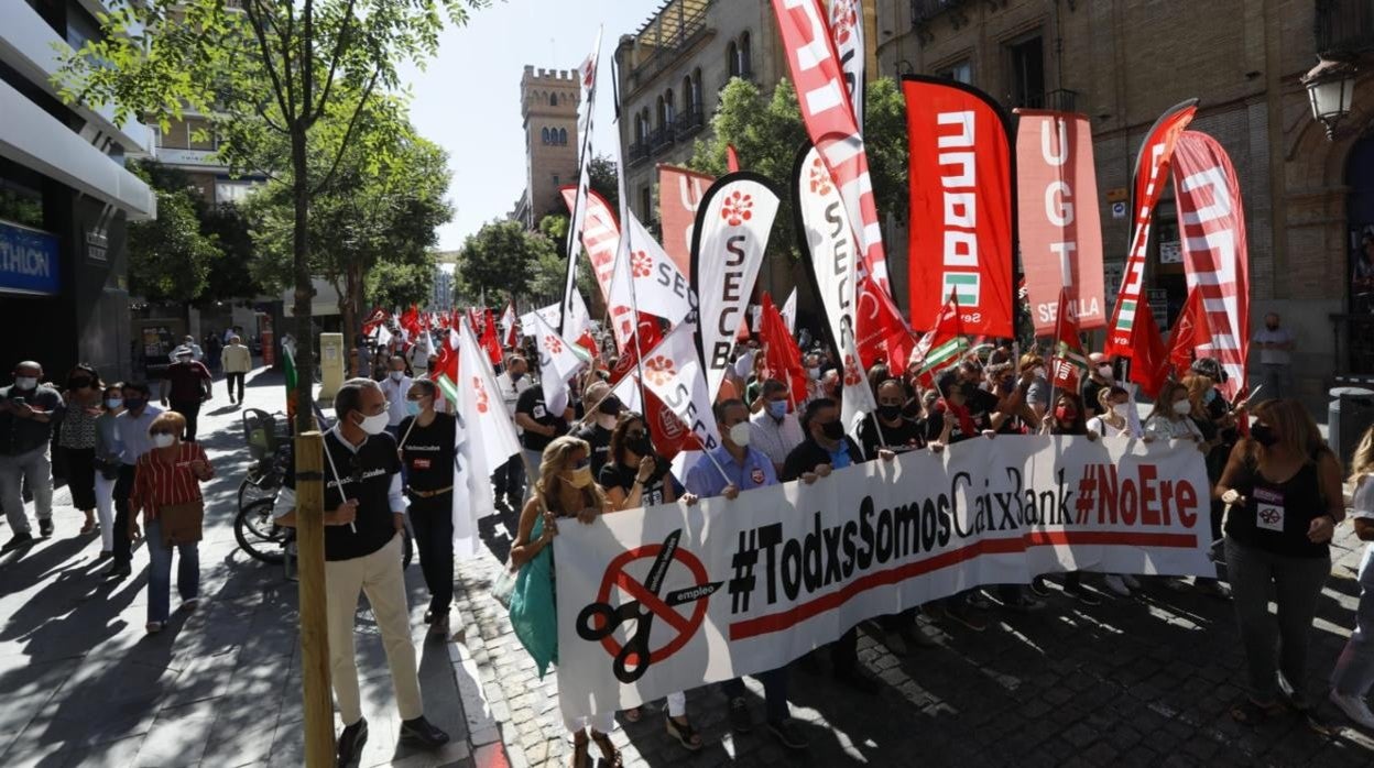 Trabajadores de CaixaBank se han manifestado en el centro Sevilla contra los despidos