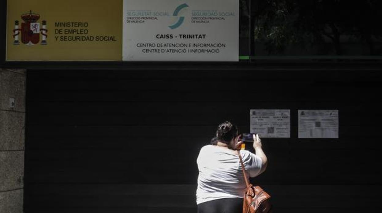 Una mujer en una oficina de la Seguridad Social