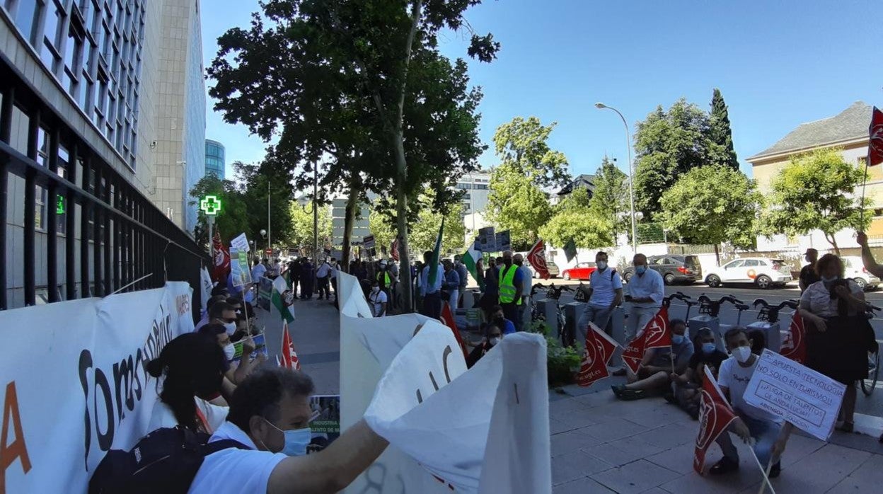 Los trabajadores de Abengoa han llevado su protesta a las puertas de la SEPI en Madrid