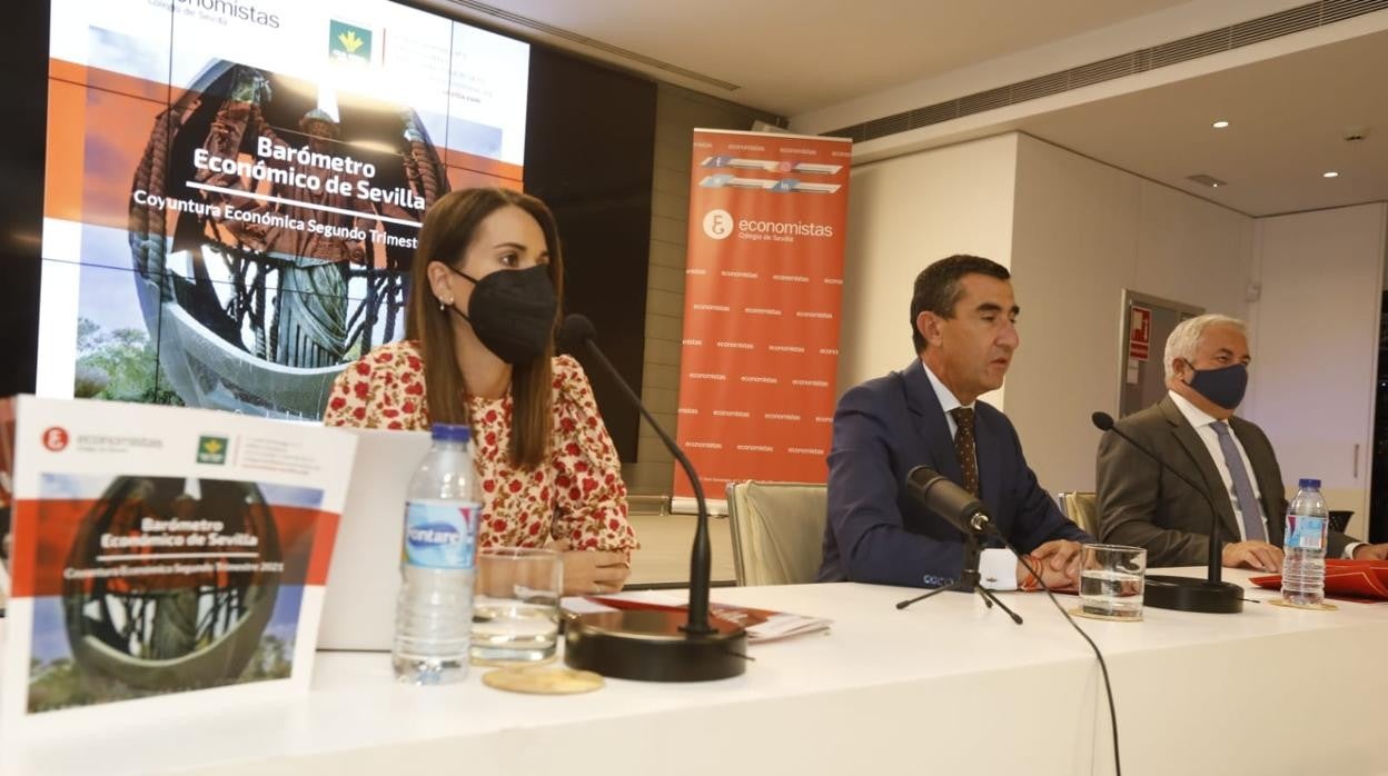 María del Carmen Delgado, Francisco J. Tato y Eduardo Rodríguez, durante la presentación del informe en la sede de la Fundación Rural del Sur