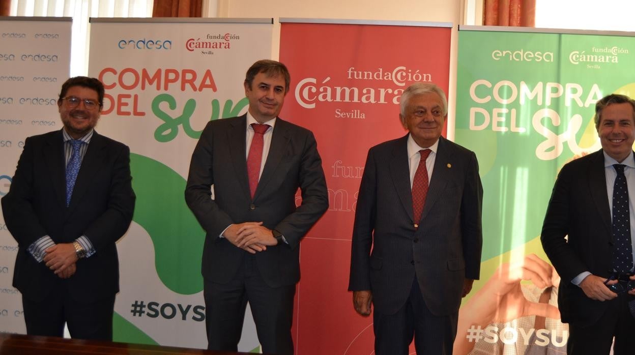 Imagen de la foto de familia de la presentación del acto en Sevilla