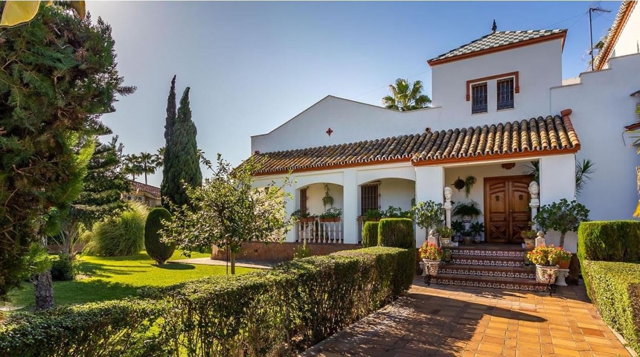 Entrada de una lujosa casa en Montequinto