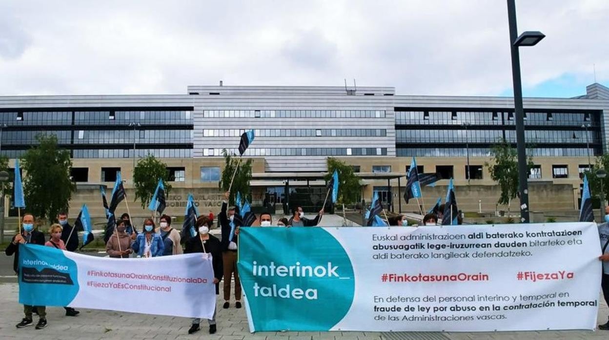 Un grupo de interinos en las manifestaciones de ayer en el País Vasco, la región con mayor temporalidad pública