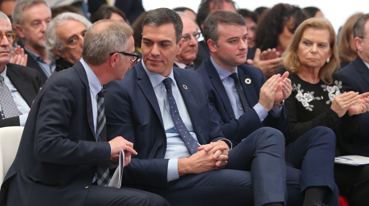 Sánchez, rodeado de Bolaños y Redondo