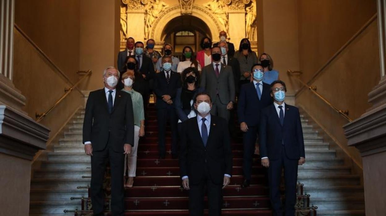 Foto de familia del ministro de Agricultura Luis Planas (centro y en primera fila) junto a los consejeros del ramo de las 17 comunidades autónomas