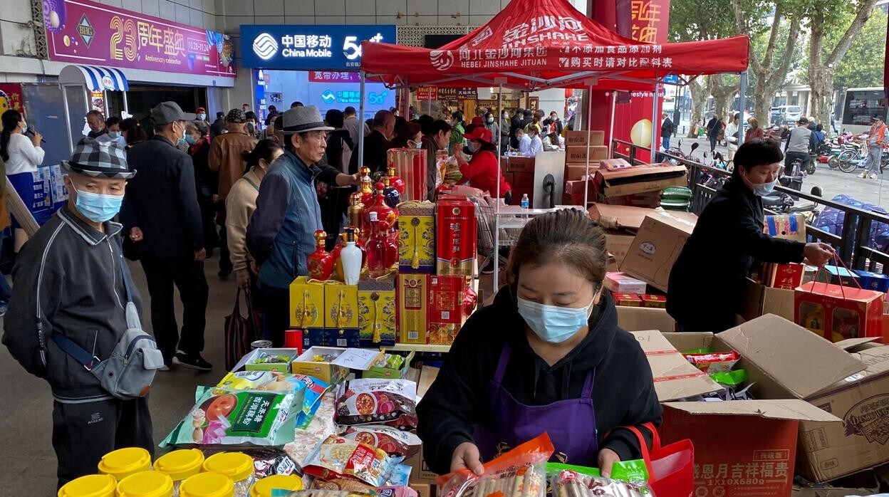 Ofertas y promociones en un supermercado de Wuhan, epicentro de la pandemia del coronavirus, para incentivar el consumo