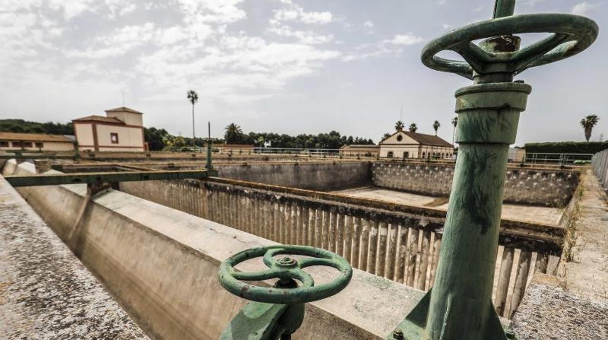 Tuberísa y llaves de paso en una planta de agua urbana