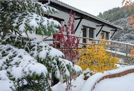 La casa cubierta de nieve