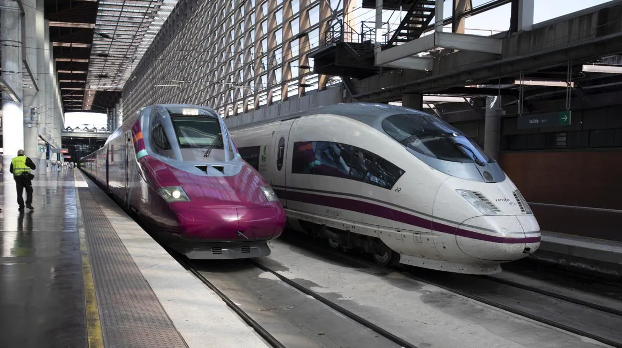 Trenes de alta velocidad AVLO y AVE de Renfe en Atocha (Madrid)