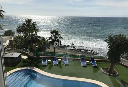 Vistas de la piscina y el mar desde la casa