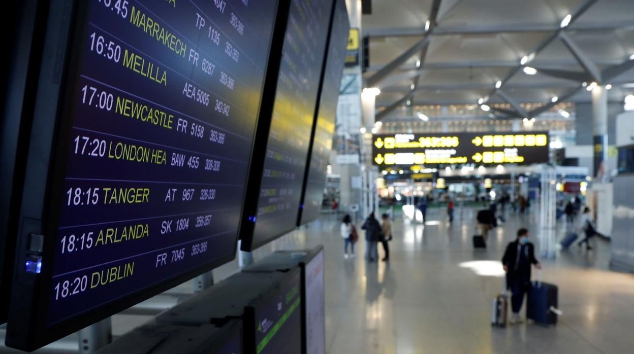 Vista de un panel de información sobre las salidas y llegadas de vuelos al Aeropuerto de Málaga-Costa del Sol