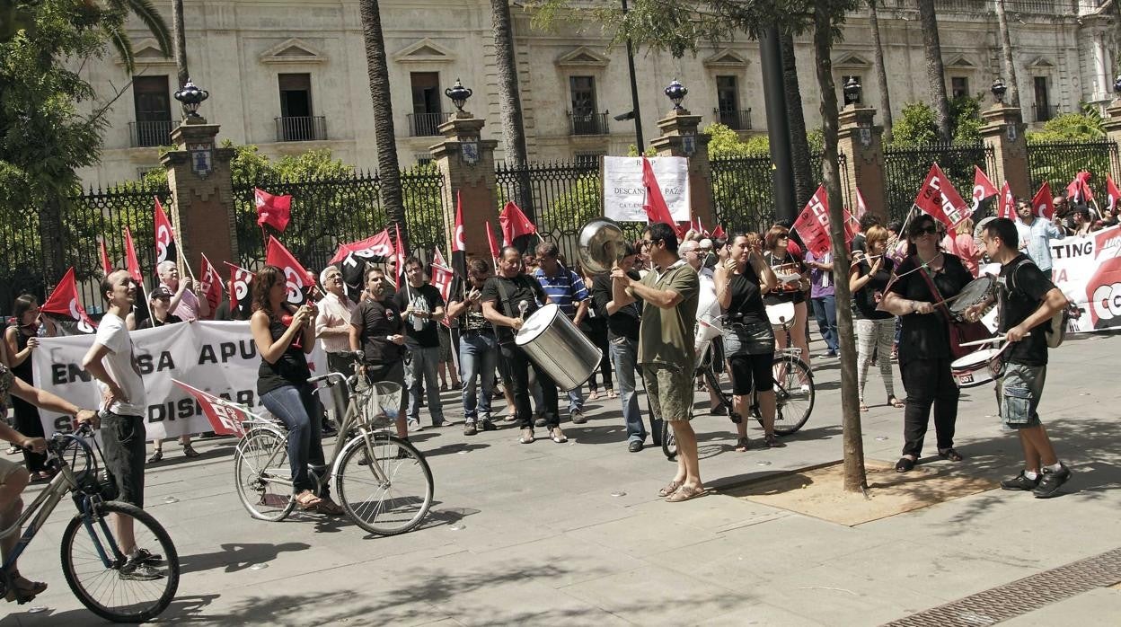 Manifestación de trabajadores de Sitel por despidos en 2013