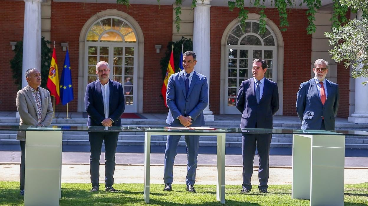 El alza del salario mínimo amenaza la negociación colectiva en pensiones y de la reforma laboral