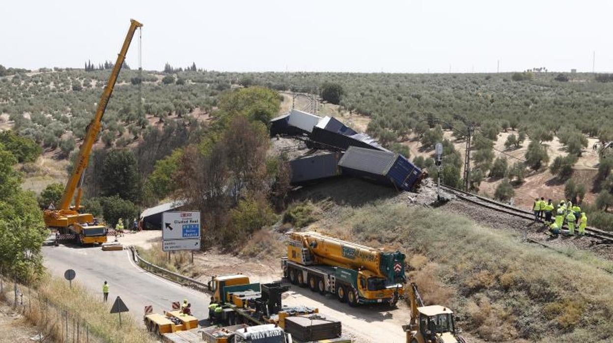 Imagen de los trabajos que se realizan para despejar la vía donde se ha producido el descarrilamiento