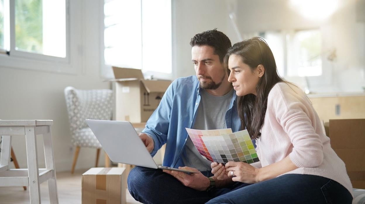 Pareja haciendo reformas en el hogar