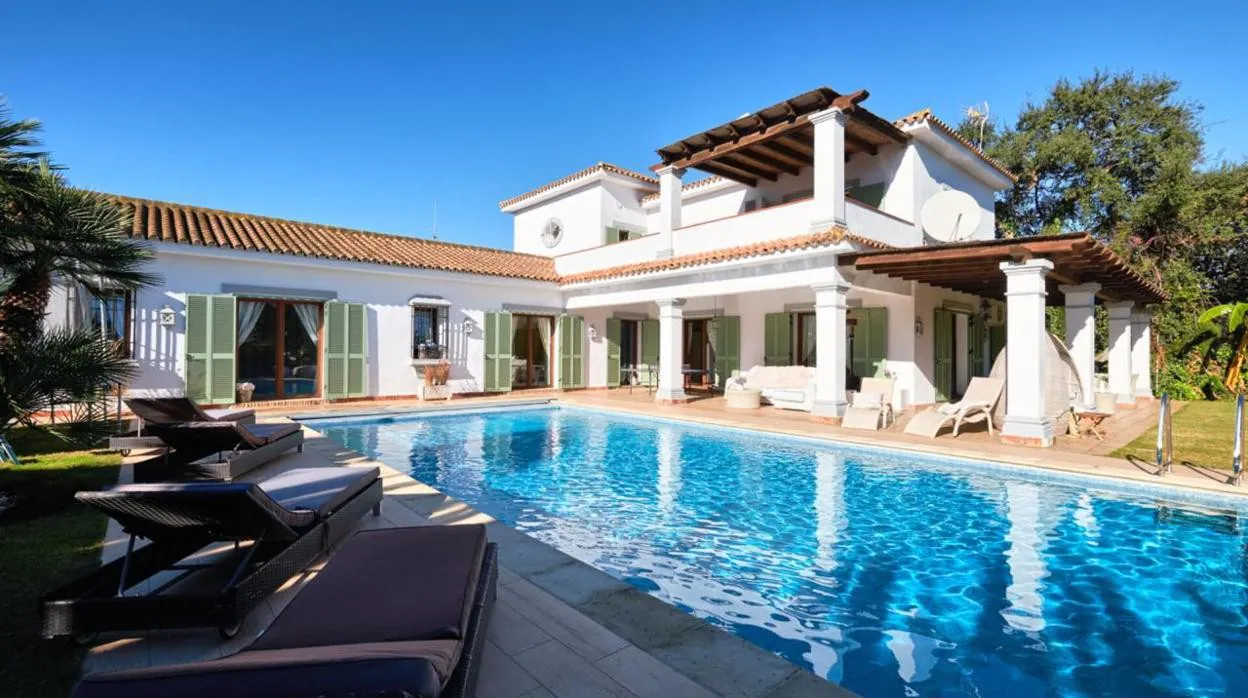 Las cinco casas con piscina privada en venta en las urbanizaciones más  lujosas de Andalucía