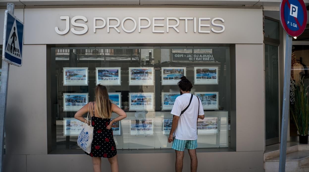 Dos personas delante de una inmobiliaria en Palma