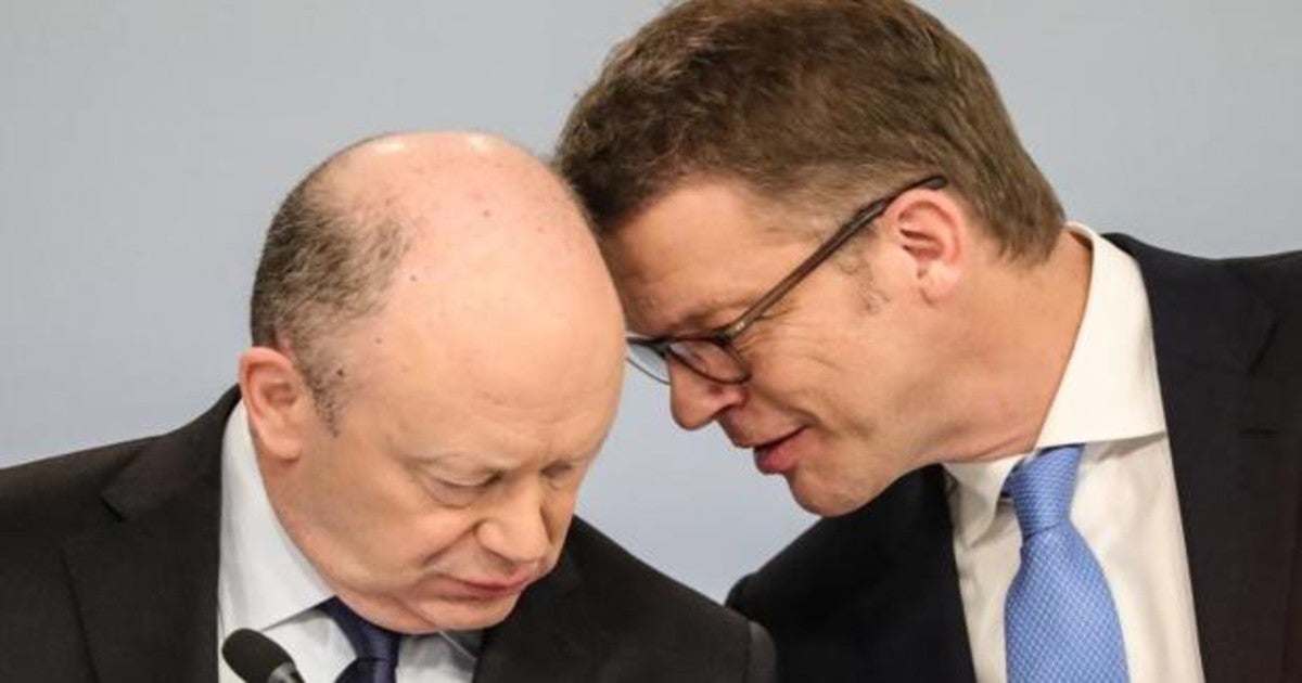 El presidente de Deutsche Bank, Christian Sewing, (derecha) con el director ejecutivo, John Cryan