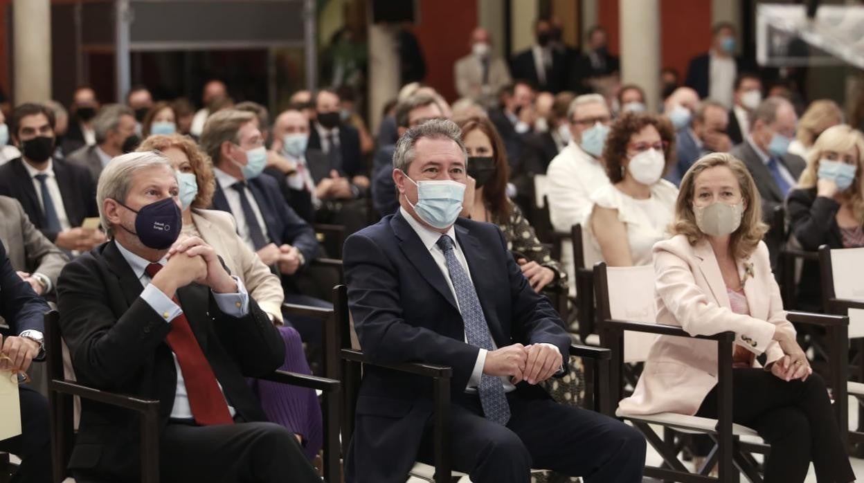 Johannes Hahn, Juan Espadas y Nadia Calviño, en la sede de la Fundación Cajasol