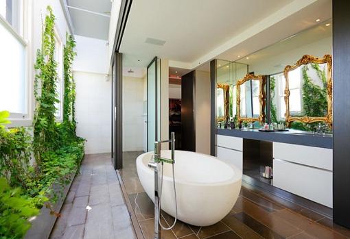 Jardín vertical en este exclusivo baño
