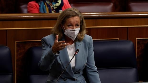Calviño 'pasa' del golpe del INE: «La recuperación es muy intensa»