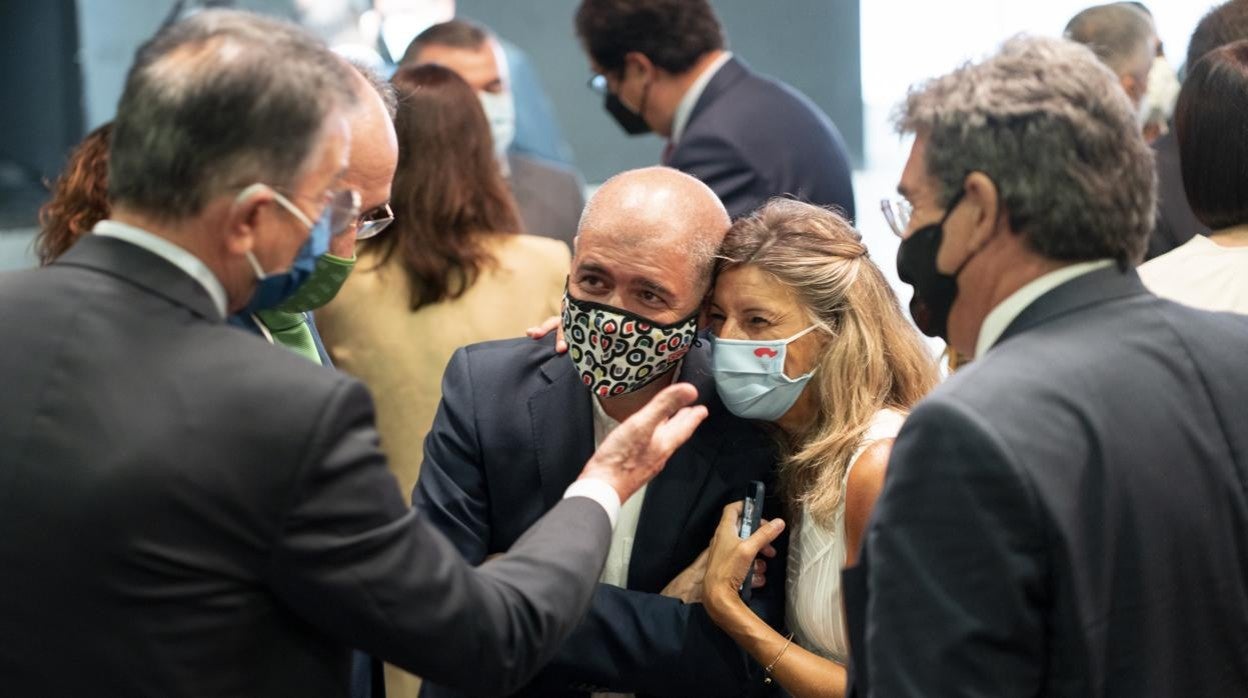 Yolanda Díaz, vicepresidenta y ministra de Trabajo, junto al líder de CC.OO. De espaldas, a la derecha, el ministro José Luis Escrivá
