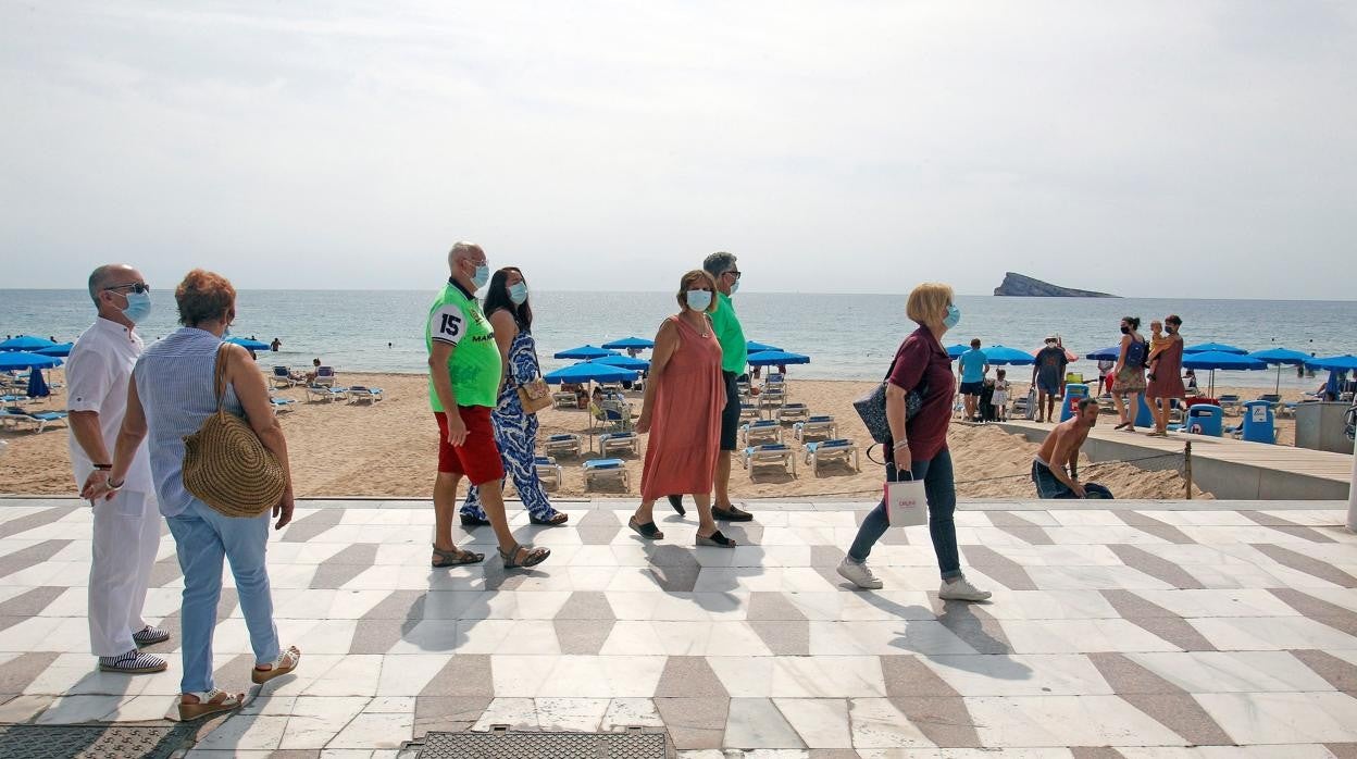 Mayores pasenado por la playa