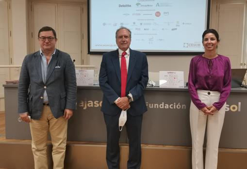 Fernando Seco, vicepresidente ejecutivo de Cesur; Juan Iturri, presidente de Cesur; y Carlota García-Jarana, responsable de WOW.up