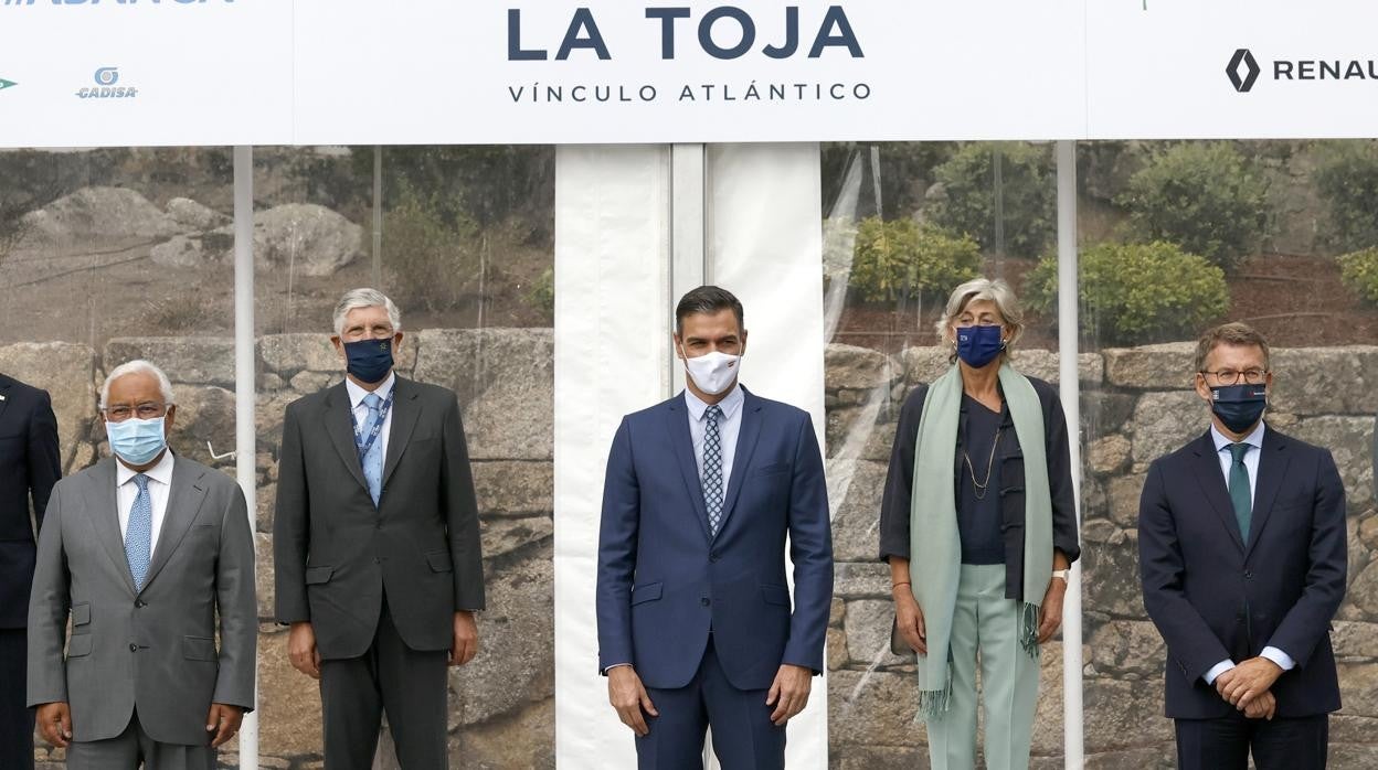 El presidente del Gobierno Pedro Sánchez (centro de la imagen) junto a su homólogo portugués (izda) Antonio Costa y el presidente de la Xunta de Galicia Núñez Feijoo (dcha)