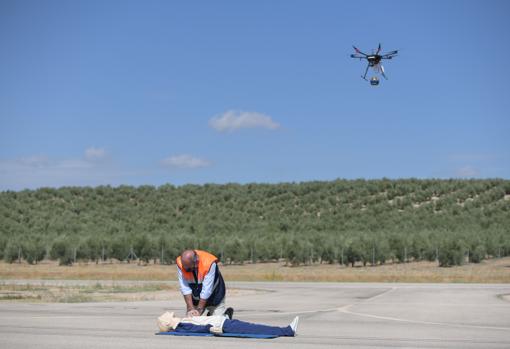 Un dron transporta un desfibrilador en un simulacro de infarto