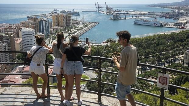 La llegada de turistas y el gasto se quedan en agosto a la mitad de los datos de 2019