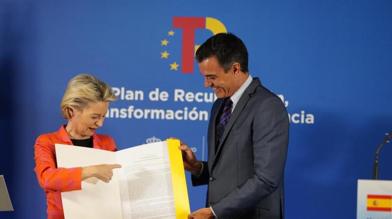 El presidente del Gobierno Pedro Sánchez (dcha) junto a la presidenta de la Comisión Europea Úrsula von Der Leyen. (izda)