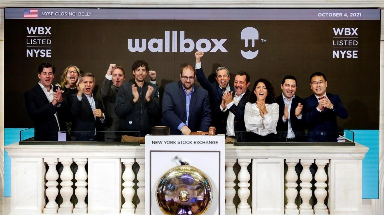 Asunción (en el centro) y el resto del equipo de Wallbox en el toque de campana