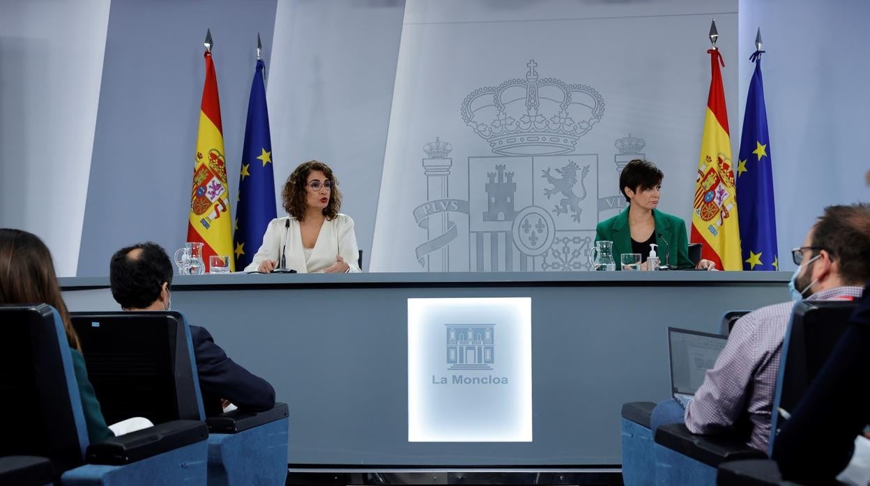 La ministra de Hacienda, María Jesús Montero (izq.), y la ministra de Política Territorial y portavoz del Gobierno, Isabel Rodríguez, en rueda de prensa tras el Consejo de Ministros