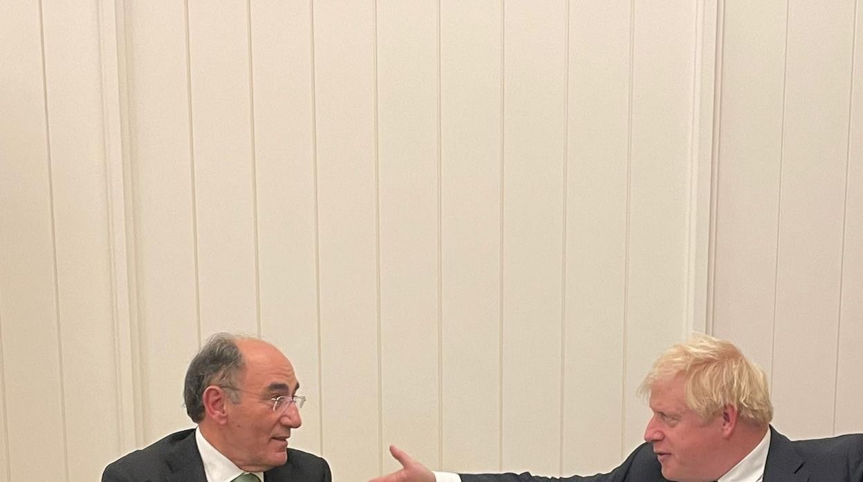 El presidente de Iberdrola, Ignacio Galán, y el primer ministro británico, Boris Johnson