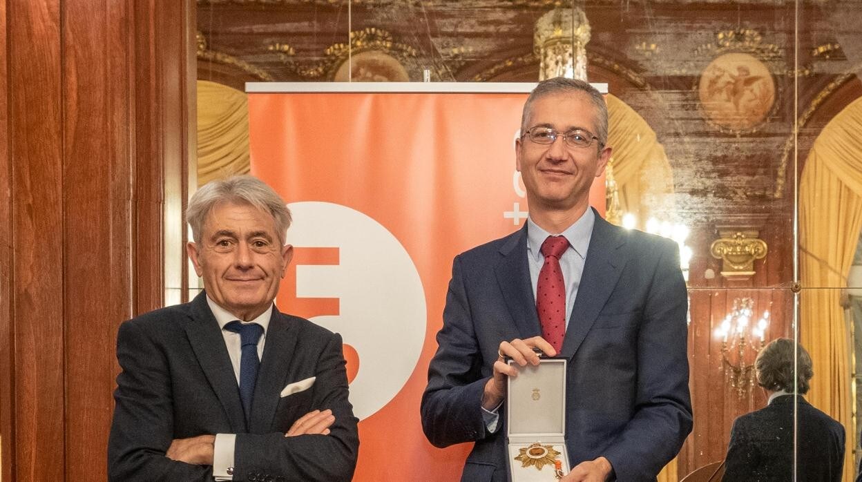 El presidente del Consejo General de Economistas de España, Valentín Pich (izda) junto al gobernador del Banco de España, Pablo Hernández de Cos