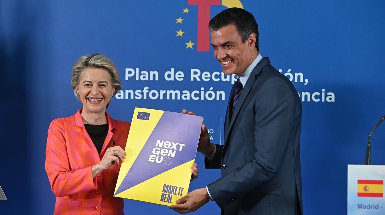Ursula von der Leyen, presidenta de la Comisión Europea, y Pedro Sánchez, presidente del Gobierno español