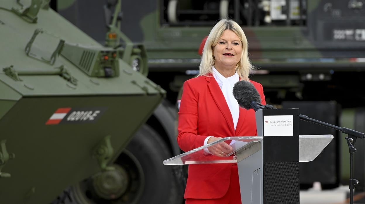 La ministra de Defensa de Austria, Klaudia Tanner