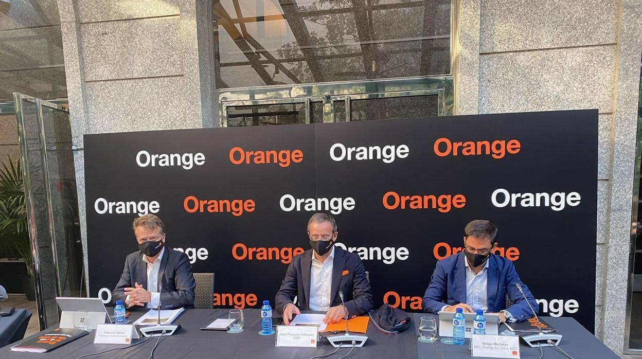 Jean François Fallacher, CEO de Orange España (centro de la imagen)