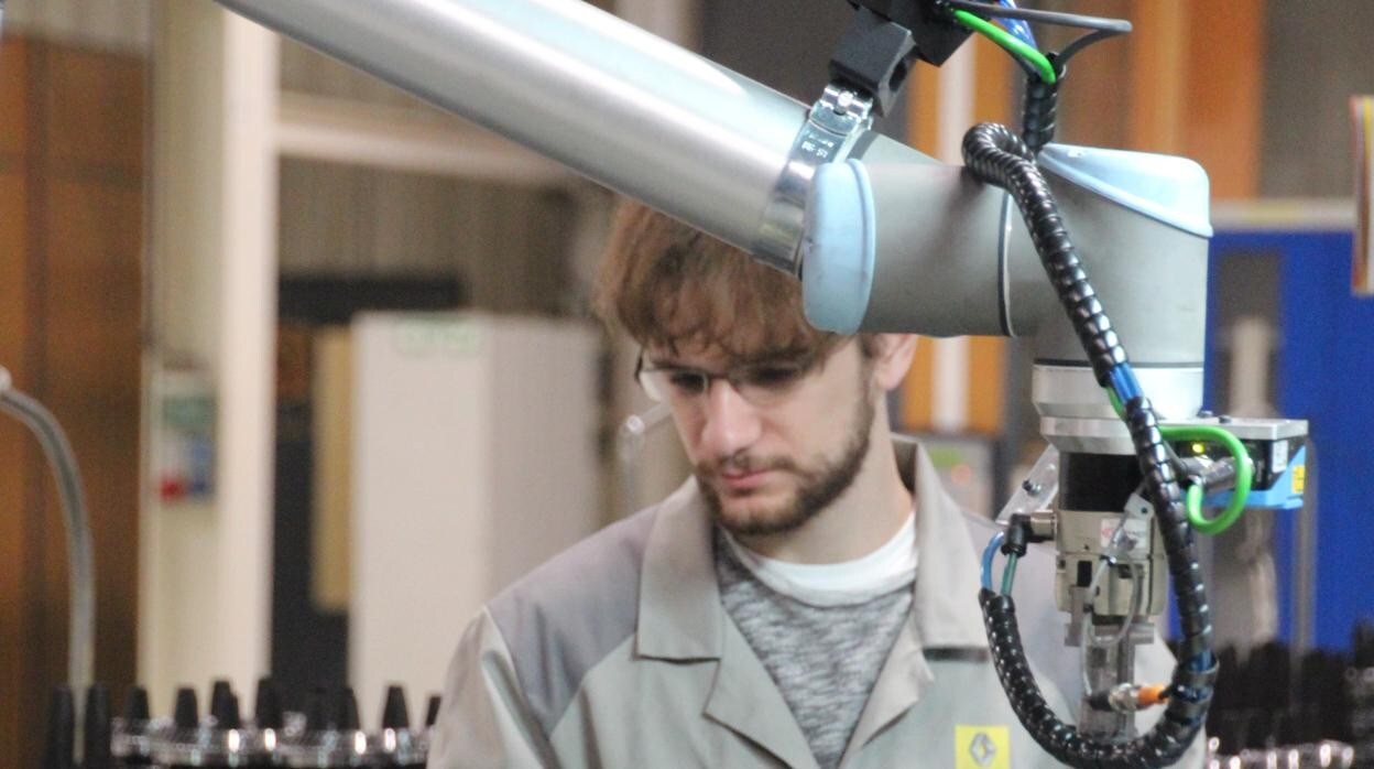 Un joven trabajador manipula un robot en la factoría de Renault de Sevilla