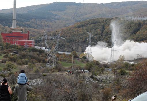 Cinco segundos después de la detonación, la torre era un montón de escombros