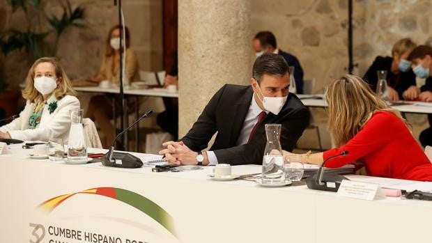 Sánchez se compromete con Díaz a «derogar la reforma laboral de 2012»