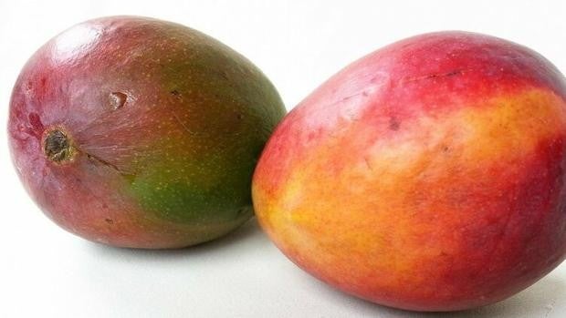 Olvídate del color: los mejores trucos para escoger un mango en su punto