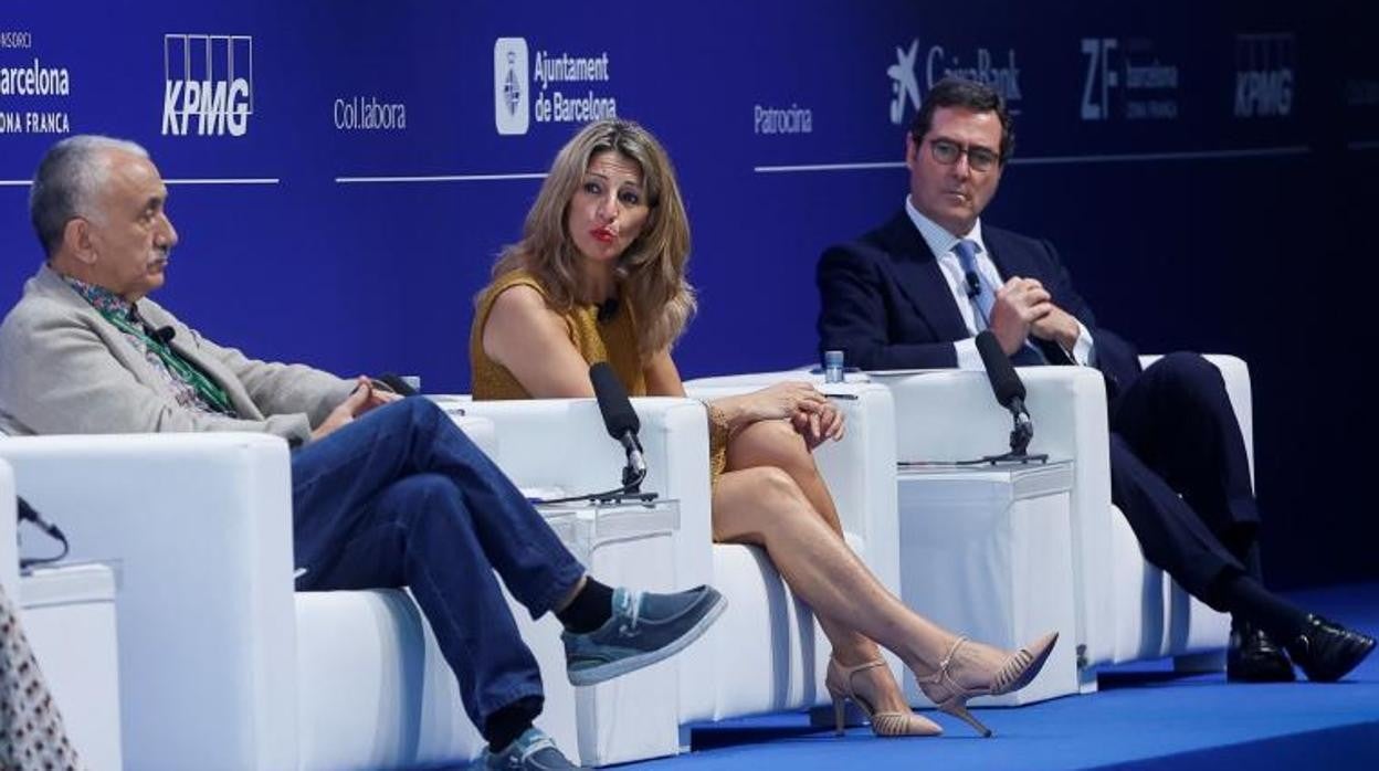 El secretario general de UGT, Pepe Álvarez; la ministra de Trabajo, Yolanda Díaz, y el presidente de la CEOE, Antonio Garamendi, en una imagen de archivo