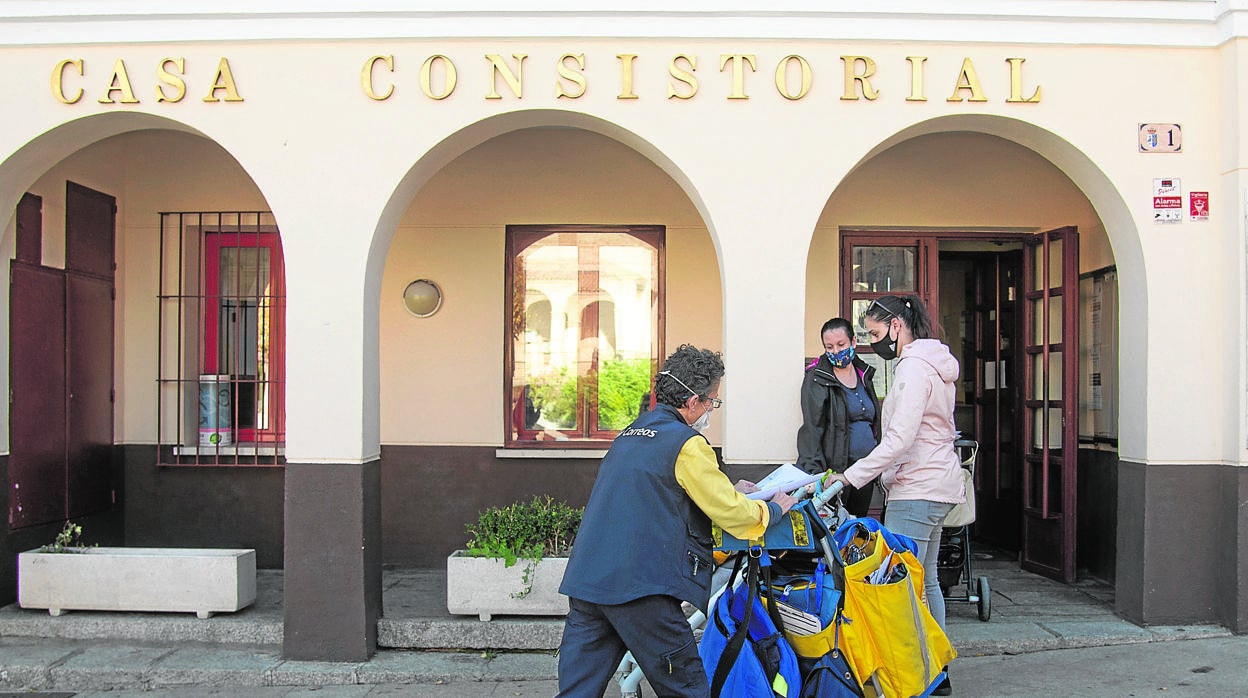 Una cartera entrega el correo en un pueblo de Madrid