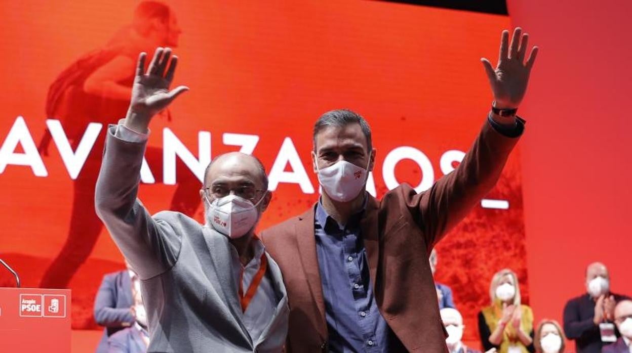 El presidente del Gobierno, Pedro Sánchez (dcha) junto al de Aragón, Javier Lambán (izda) durante el congreso de los socialistas aragoneses