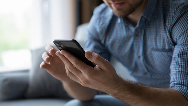 Así es el SMS que están recibiendo los beneficiarios de la ayuda de 210 euros por ERTE de la Junta de Andalucía