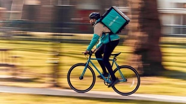 Deliveroo se irá de España el 29 de noviembre por la ley 'rider' y pacta un ERE para casi 4.000 repartidores